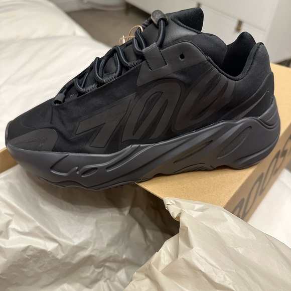 NIB AUTHENTIC YEEZY BOOST 700 MNVN ADULTS SIZE 5.5 - Picture 4 of 9